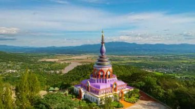 Dağlardaki Thaton tapınağındaki güzel pagoda 'nın havadan hiper yanılma görüntüsü