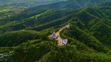 Thaton tapınağındaki pagoda ile dağların havadan görünüşü 