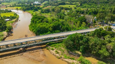 Pai Nehri 'ni kaplayan tarihi Tha Pai Köprüsü' nün havadan görünüşü yaklaşık 100 yıllık ve II. Dünya Savaşı sırasında inşa edilmiştir. Pirinç tarlalarıyla çevrili olan bölge, Pai, Mae Hong Son 'a girmeden önce bir dönüm noktasıdır..