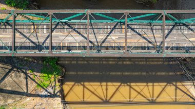 Pai Nehri 'ni kaplayan tarihi Tha Pai Köprüsü' nün havadan görünüşü yaklaşık 100 yıllık ve II. Dünya Savaşı sırasında inşa edilmiştir. Pirinç tarlalarıyla çevrili olan bölge, Pai, Mae Hong Son 'a girmeden önce bir dönüm noktasıdır..