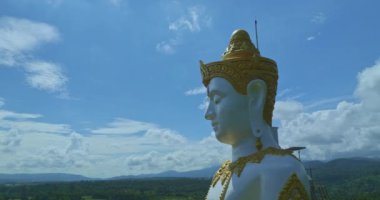 Büyük Buda Brahma Panyo, Doi Luang dağının önünde dikiliyor, Chiang Mai doğal ortamdaki huzur ve maneviyatı sembolize ediyor. Yüksek dağ arkaplanı