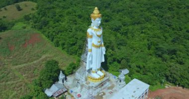 Büyük Buda Brahma Panyo, Doi Luang dağının önünde dikiliyor, Chiang Mai doğal ortamdaki huzur ve maneviyatı sembolize ediyor. Yüksek dağ arkaplanı