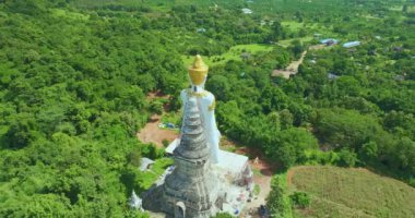 Büyük Buda Brahma Panyo, Doi Luang dağının önünde dikiliyor, Chiang Mai doğal ortamdaki huzur ve maneviyatı sembolize ediyor. Yüksek dağ arkaplanı