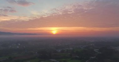 Muhteşem bir gün doğumunun havadan görüntüsü.
