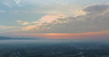 Havadan görüldüğü gibi çarpıcı bir gün doğumu.