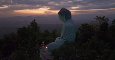 Lampang Tayland 'daki dağda Phra Yai Wat Phra That Doi Phra Chan (Daibutsu)' daki muhteşem altın gün doğumu manzarası. Parlak mavi gökyüzü. Açık gökyüzü ve doğal güzellik arka planı.
