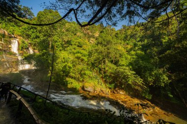 Wachirathan şelalesi Chiang Mai 'nin etrafı yemyeşil, sisin içinde canlı bir gökkuşağı şekilleniyor. Güneş ışığıyla vurulan su damlacıkları tüm gün boyunca görebileceğimiz gökkuşakları yaratır.