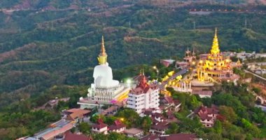 Hava manzarası gün batımında muhteşem Büyük Beyaz Buda heykelleri. Wat Phachonkeaw 'un güzel altın köşkü Tayland' ın çok güzel ve ünlü bir simgesi olan tepede mücevherler ve taşlarla süslenir..