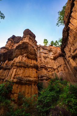 Pha Chor Kanyonu yıllar önce Ping Nehri yönünü değiştirdikten sonra kuruldu. Zamanın akışı bir yerin topografisini değiştirebilir ve tuhaf manzaralar yaratabilir.. 