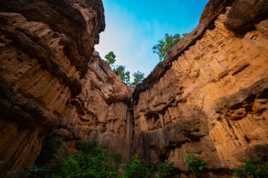 Pha Chor Kanyonu yıllar önce Ping Nehri yönünü değiştirdikten sonra kuruldu. Zamanın akışı bir yerin topografisini değiştirebilir ve tuhaf manzaralar yaratabilir.. 
