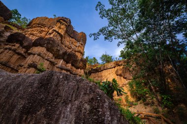 Pha Chor Kanyonu yıllar önce Ping Nehri yönünü değiştirdikten sonra kuruldu. Zamanın akışı bir yerin topografisini değiştirebilir ve tuhaf manzaralar yaratabilir.. 