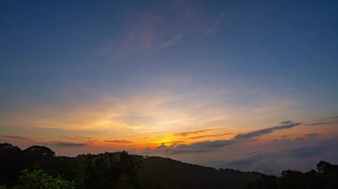 Alacakaranlıkta gökyüzünün alacakaranlıkta önplandaki tepeler üzerindeki manzarası uzaktaki sisli vadilere derinlik ve kontrastlık ekler. Doğanın o muhteşem atmosferik manzarası..