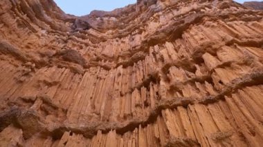 Pha Chor Kanyonu yıllar önce Ping Nehri yönünü değiştirdikten sonra kuruldu. Zamanın akışı bir yerin topografisini değiştirebilir ve tuhaf manzaralar yaratabilir..