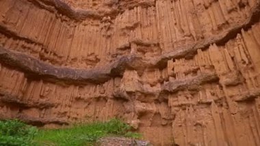 Pha Chor Kanyonu yıllar önce Ping Nehri yönünü değiştirdikten sonra kuruldu. Zamanın akışı bir yerin topografisini değiştirebilir ve tuhaf manzaralar yaratabilir..