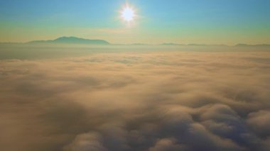 Beyaz kabarık bulutlar dağların tepelerinde yüzerek bir bulut denizi oluştururlar. Sabahları mavi gökyüzü, kabarık bulutların üzerinde parlayan güneş ışığı, cennette yüzmek gibi. harika doğa