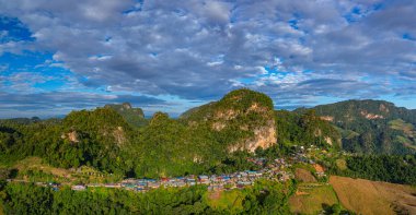Küçük bir dağ manzarası üzerinde güneşin doğuşunu, arka planda dağları, sisli bir denizi, barışçıl bir atmosferi ve doğal güzelliği olan bir vadiyi hayret verici bir şekilde gösteren hava manzarası.. 