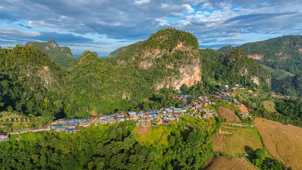 Küçük bir dağ manzarası üzerinde güneşin doğuşunu, arka planda dağları, sisli bir denizi, barışçıl bir atmosferi ve doğal güzelliği olan bir vadiyi hayret verici bir şekilde gösteren hava manzarası.. 