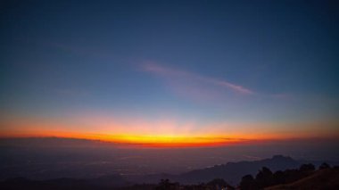 Phu Tub Berg 'deki büyük vadide alacakaranlıkta zaman su gibi akıp geçiyor.