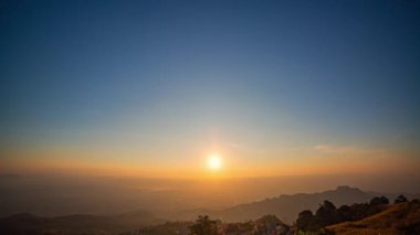 Gün doğumunda gökyüzünde inanılmaz parlak turuncu güneş hızlanır.