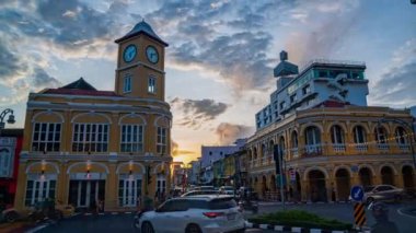 Phuket, Tayland-21 Aralık 2024: Zaman aşımı turistleri Phuket şehrindeki eski bir bina olan saat kulesinde fotoğraf çekmeyi severler. Alacakaranlıkta güzel bir gökyüzü. Phuket 'in popüler simgesi.