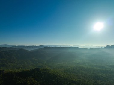 Hava manzaralı güzel güneş Thi Lor Su 'nun tepesinde parlıyor.