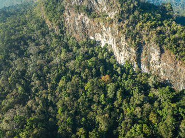Hava manzaralı güzel güneş Thi Lor Su 'nun tepesinde parlıyor.