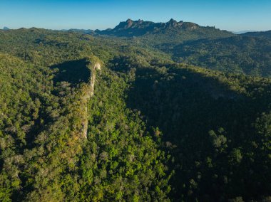 Hava manzaralı güzel güneş Thi Lor Su 'nun tepesinde parlıyor.