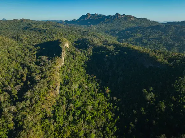 Hava manzaralı güzel güneş Thi Lor Su 'nun tepesinde parlıyor.