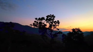 Gün batımında dağların üzerinde güzel sarı gökyüzünün havadan görüntüsü..