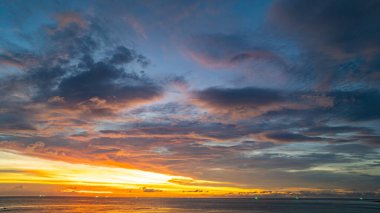 Gün batımında gökyüzü güzel Kata sahilinde Phuket Tayland.