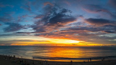 Gün batımında gökyüzü güzel Kata sahilinde Phuket Tayland.