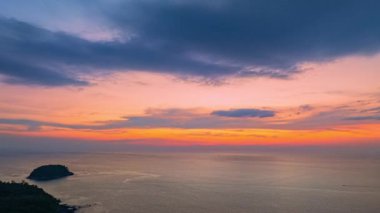 Adanın yukarısındaki günbatımında hava hiper hız manzarası.