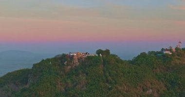 Khao Wong Phra Chan Dağı 'nın tepesindeki tapınağın hava görüntüsü..