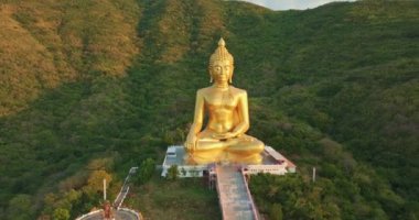 Wat Khao Wongphrachan 'daki büyük altın Buda manzarası.