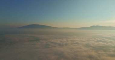 Sis denizinin havadan görünüşü dağı kaplıyor.