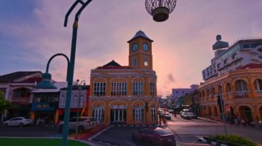 Phuket 'in eski kasabasındaki klasik binanın üzerindeki mavi gökyüzünde pembe bulut. Romantik güzel gökyüzü günbatımı sahnesi. Arka planda yavaş hareket eden bulut. Saat kulesi Phuket 'in simgesidir..
