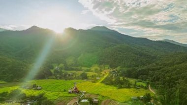 Tepe kabilesi köyünde hava manzarası inanılmaz. Ruhban sınıfıyla cemaati birbirine bağlamak için pirinç tarlalarından geçen köprü Mae Hong Son 'un en uzun ve en güzel bambu köprülerinden biridir.