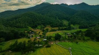 Tepe kabilesi köyünde hava manzarası inanılmaz. Ruhban sınıfıyla cemaati birbirine bağlamak için pirinç tarlalarından geçen köprü Mae Hong Son 'un en uzun ve en güzel bambu köprülerinden biridir.