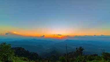 Alacakaranlıktaki alacakaranlıkta, hızlandırılmış gökyüzü önplandaki tepeler üzerindeki sisli vadilere derinlik ve kontrastlık ekler. Doğanın o muhteşem atmosferik manzarası..