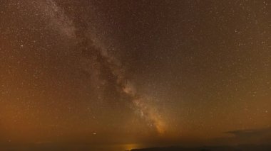 Sonbaharda gece vakti Samanyolu 'nun dağların üzerinde süratle ilerler. Dağ vadisiyle manzara, alçak bulutlar, Samanyolu ile mor yıldızlı gökyüzü. Samanyolu Tayland 'ın kuzeyinde soğuk bir gecede parlıyor.