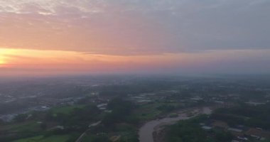 Güneşin doğuşunda gökyüzünden güzel bir bulut manzarası