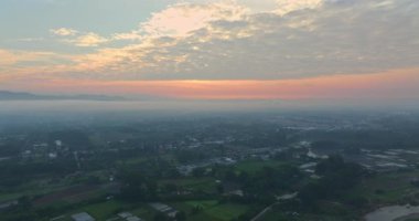 Muhteşem bir güneşin doğuşunun havadan çekimi
