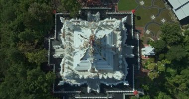 Dağın tepesindeki Beyaz Kale 'nin hava manzarası.