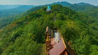 Majestic Buddha 'nın havadan görünüşü ve yeşil alandaki güzel pavyon.