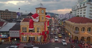 Noel Baba 'yla dekore edilmiş saat kulesinin hava görüntüsü..