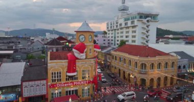 Noel Baba 'nın Phuket City' deki saat kulesindeki hava görüntüsü.