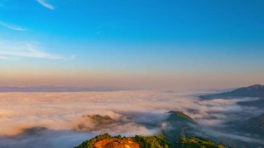 Sis denizinde çarpıcı güneşin yükselişinin havadan hiper hızı 