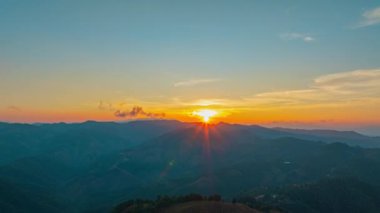 Renkli romantik turuncu gökyüzü günbatımı ya da gün doğumu sahnesinin üzerinde gün doğumunda inanılmaz derecede egzotik turuncu gökyüzünü hızlandırır. Güzel doğa ve seyahat kavramı. Gradyan rengi. gökyüzü dokusu.
