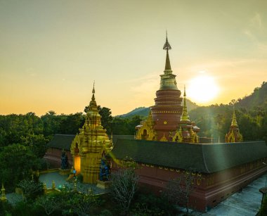Altın kapının havadan görünüşü ve Phra Yai Wat Phra Doi Phra Chan (Daibutsu) tapınağının karmaşık altın mimarisi.