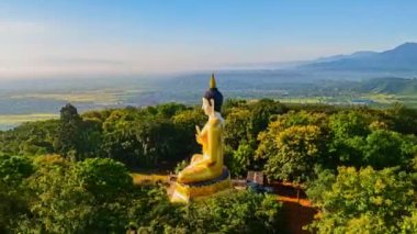 Büyük Buda Brahma Panyo, Doi Luang dağının önünde dikiliyor, Chiang Mai doğal ortamdaki huzur ve maneviyatı sembolize ediyor. Yüksek dağ arkaplanı
